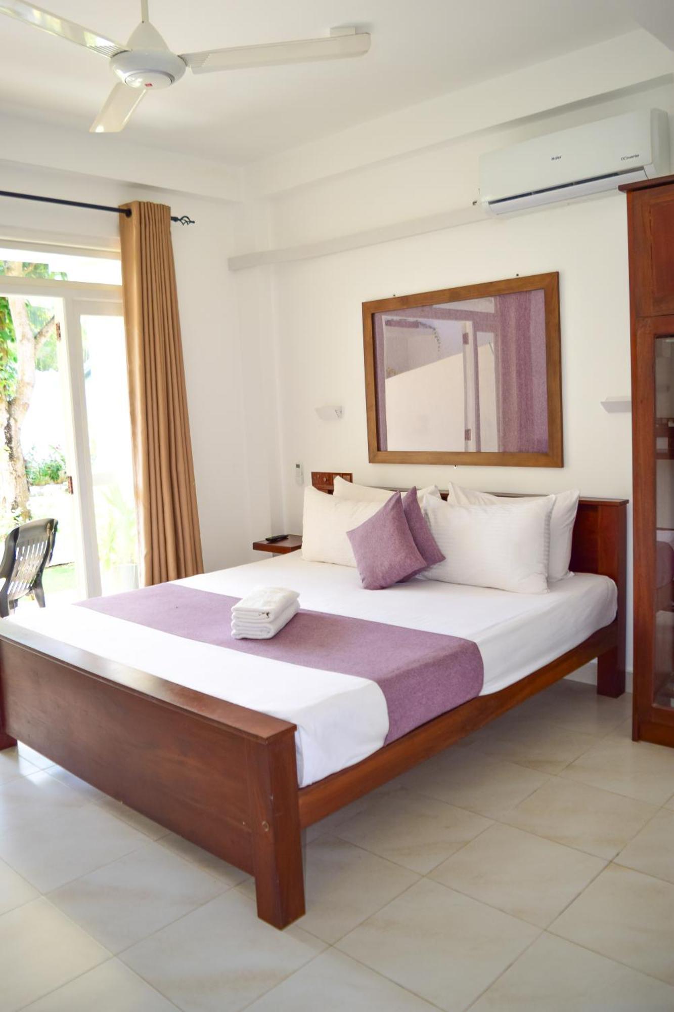The Bamboo Tree Transit Hotel Katunayaka Esterno foto