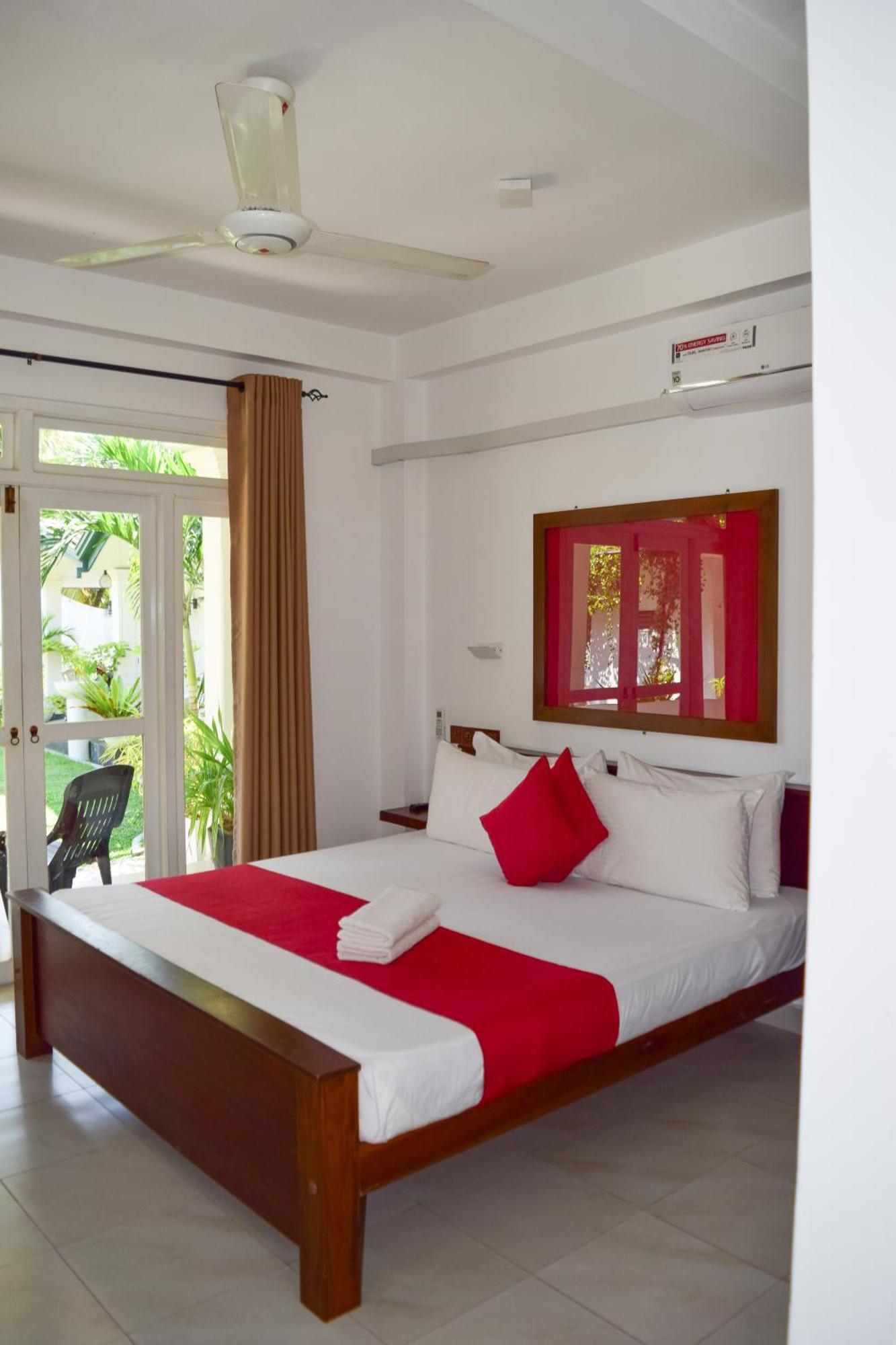 The Bamboo Tree Transit Hotel Katunayaka Esterno foto